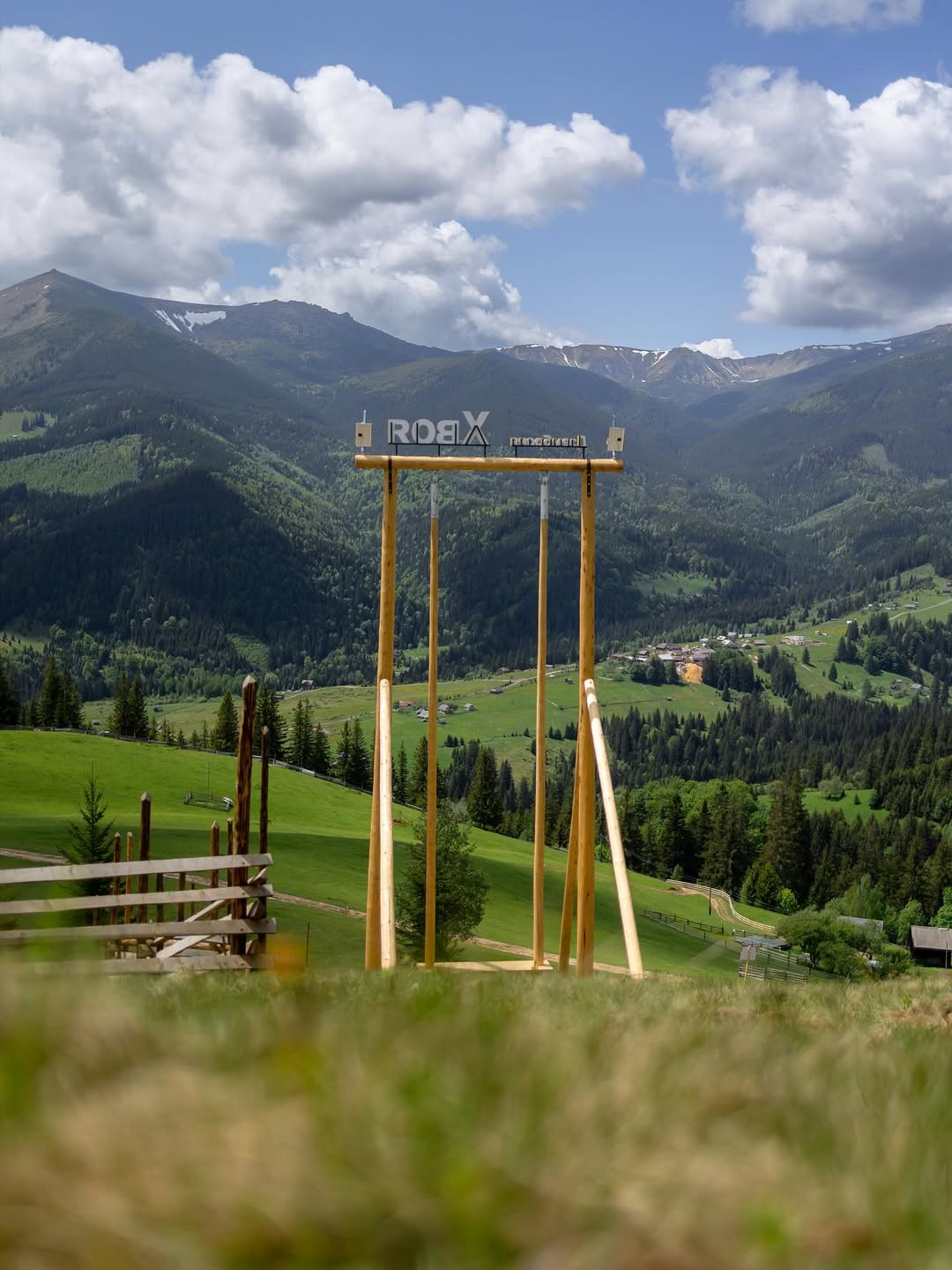 Котедж Хвоя у Дземброні гойдалка