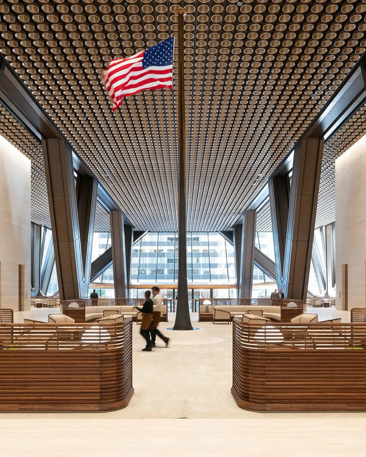 Вестибюль, де майоріє гігантський американський прапор
