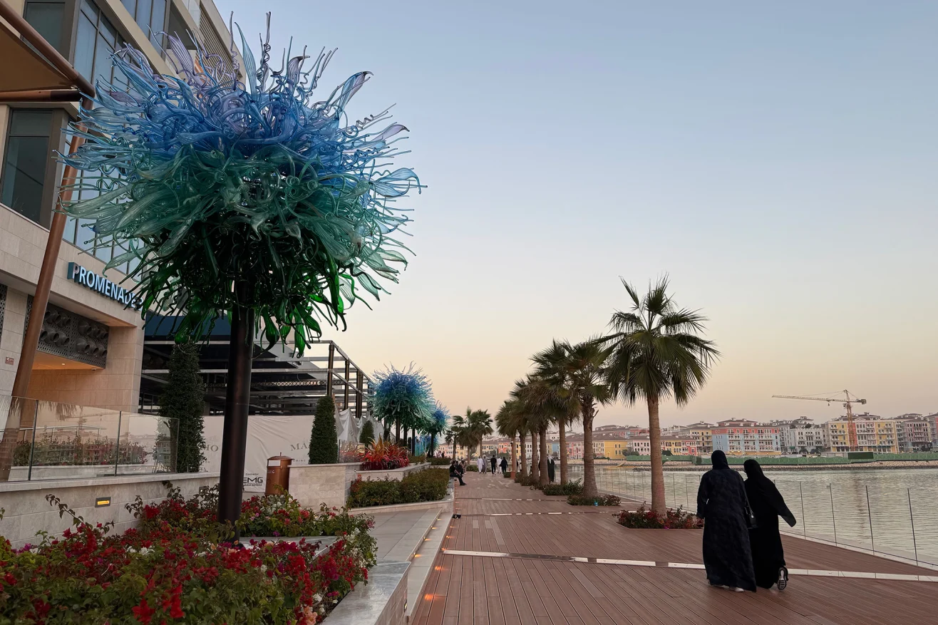 Набережна зі скляними «деревами»