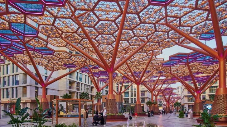 Навіс із конструкцій, стилізованих під дерева.