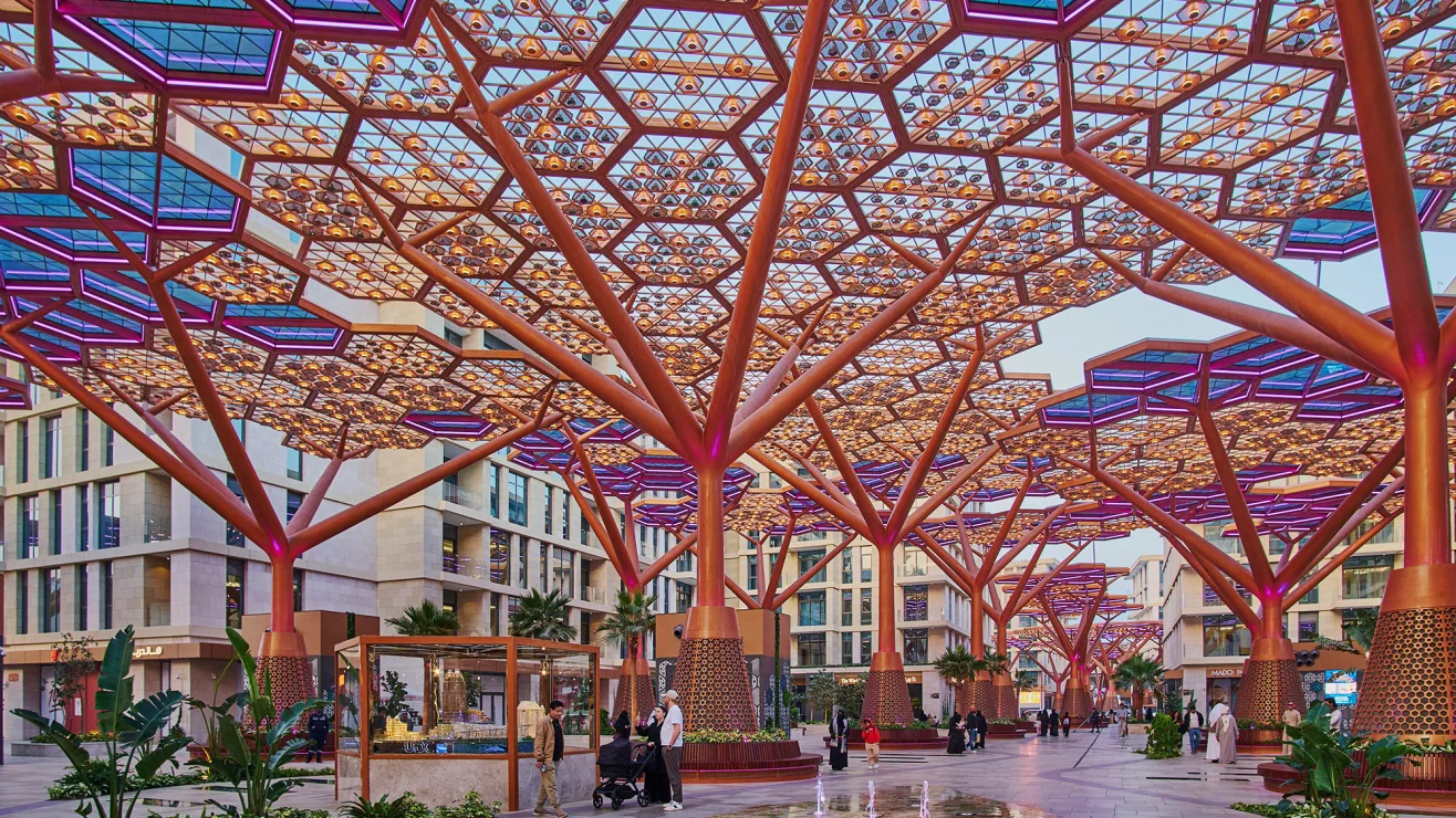 Навіс із конструкцій, стилізованих під дерева.