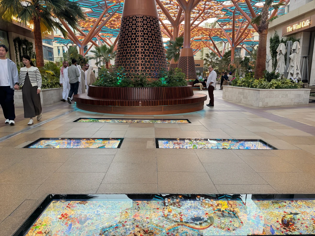 У підлогу променаду вмонтовано близько 180 кристалічних панелей.